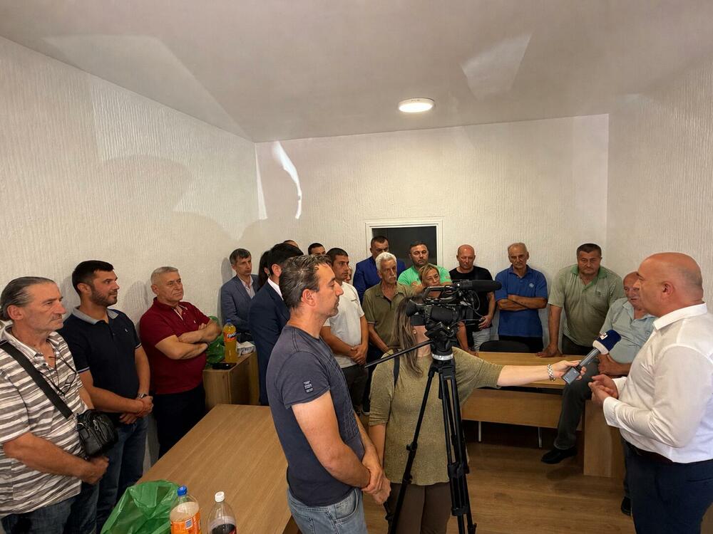 <p>Kancelariju je otvorio resorni ministar Vladimir Joković, zajedno sa državnim sekretarom Krstom Rađenovićem, vršiocem dužnosti direktora Agencije za plaćanja Markom Radonjićem i generalnim direktorom Direktorata za poljoprivredu Miroslavom Cimbaljevićem</p>