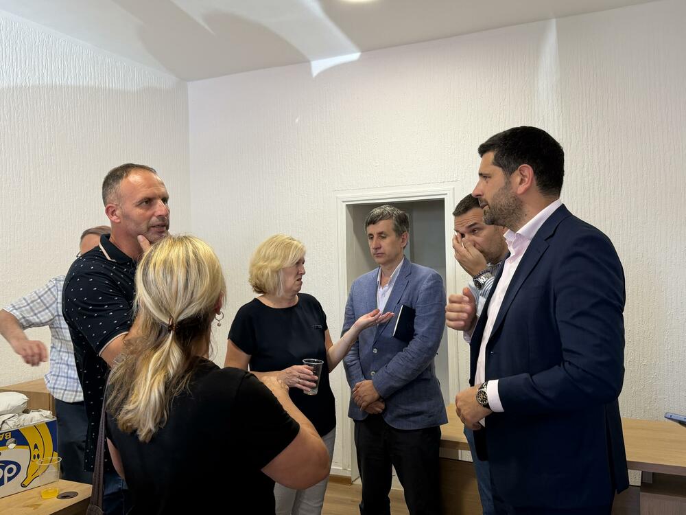 <p>Kancelariju je otvorio resorni ministar Vladimir Joković, zajedno sa državnim sekretarom Krstom Rađenovićem, vršiocem dužnosti direktora Agencije za plaćanja Markom Radonjićem i generalnim direktorom Direktorata za poljoprivredu Miroslavom Cimbaljevićem</p>