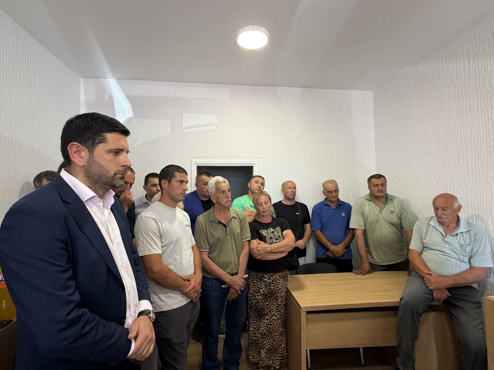 <p>Kancelariju je otvorio resorni ministar Vladimir Joković, zajedno sa državnim sekretarom Krstom Rađenovićem, vršiocem dužnosti direktora Agencije za plaćanja Markom Radonjićem i generalnim direktorom Direktorata za poljoprivredu Miroslavom Cimbaljevićem</p>