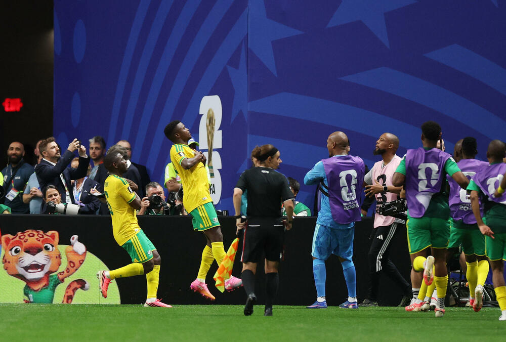 <p>"Knedličke" vodile do finiša, pa primile gol iz penala - selekcija "bafana bafana" bodom sačuvala šanse da prođe dalje (1:1)</p>