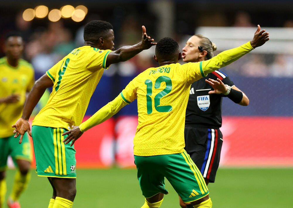 <p>"Knedličke" vodile do finiša, pa primile gol iz penala - selekcija "bafana bafana" bodom sačuvala šanse da prođe dalje (1:1)</p>