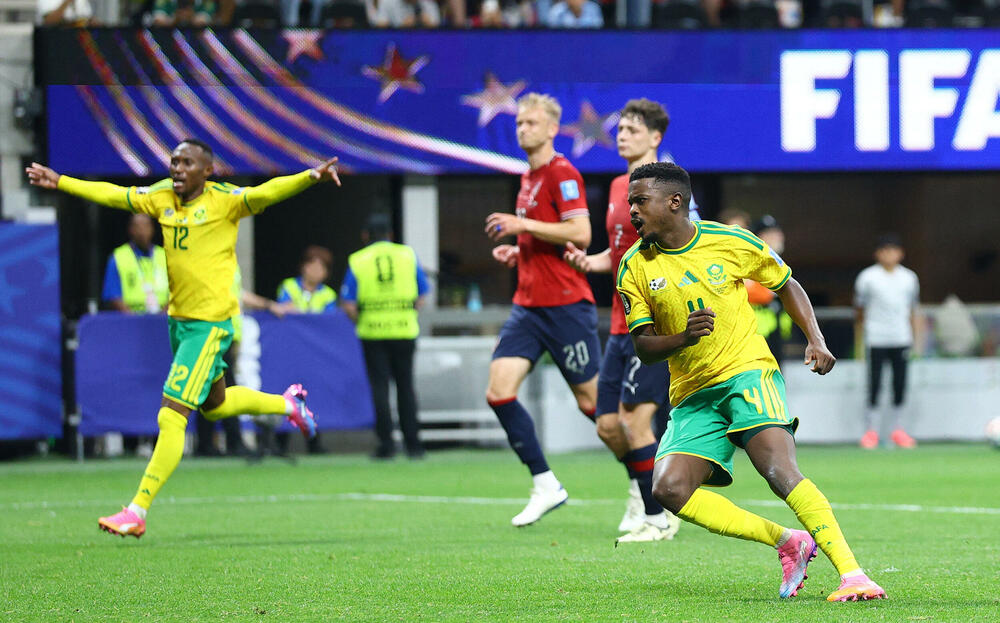 <p>"Knedličke" vodile do finiša, pa primile gol iz penala - selekcija "bafana bafana" bodom sačuvala šanse da prođe dalje (1:1)</p>