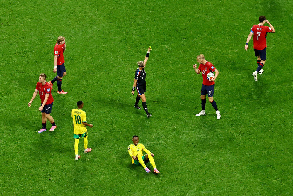 <p>"Knedličke" vodile do finiša, pa primile gol iz penala - selekcija "bafana bafana" bodom sačuvala šanse da prođe dalje (1:1)</p>