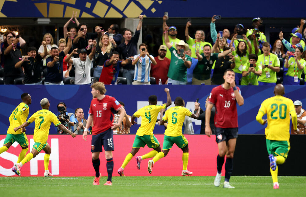 <p>"Knedličke" vodile do finiša, pa primile gol iz penala - selekcija "bafana bafana" bodom sačuvala šanse da prođe dalje (1:1)</p>