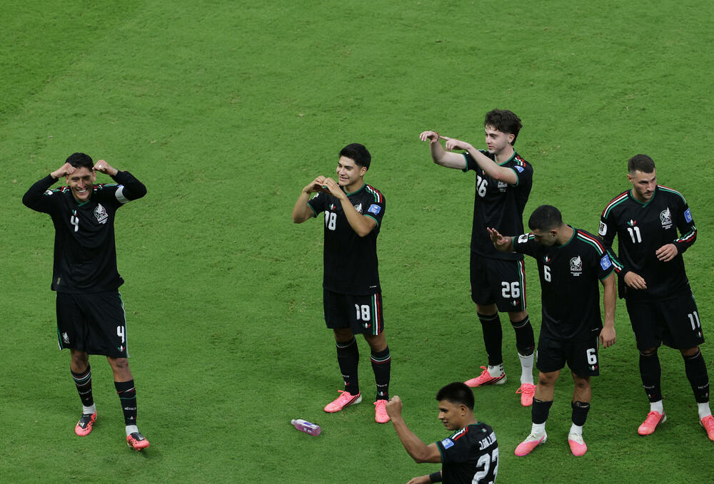 <p>Meksikanci osvojili prvo mjesto u grupi A pobjedom nad Južnom Korejom (1:0) i omogućili sebi da dva naredna meča nokaut faze igraju na stadionu "Asteka"</p>
