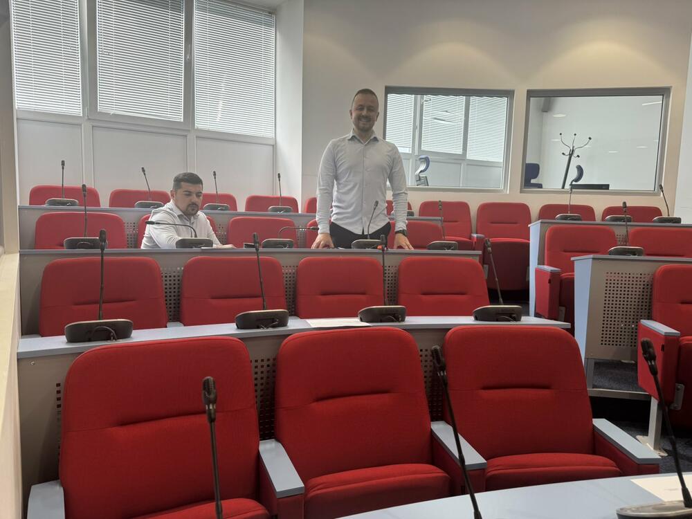 <p>"S obzirom na to da zakon i statuti d.o.o. ne predviđaju odbor direktora kao organ upravljanja društva, Skupština opštine je razriješila odbore direktora ovih javnih službi čiji je osnivač&ldquo;, istakla je sekretarka Skupštine Ajsela Pačariz</p>