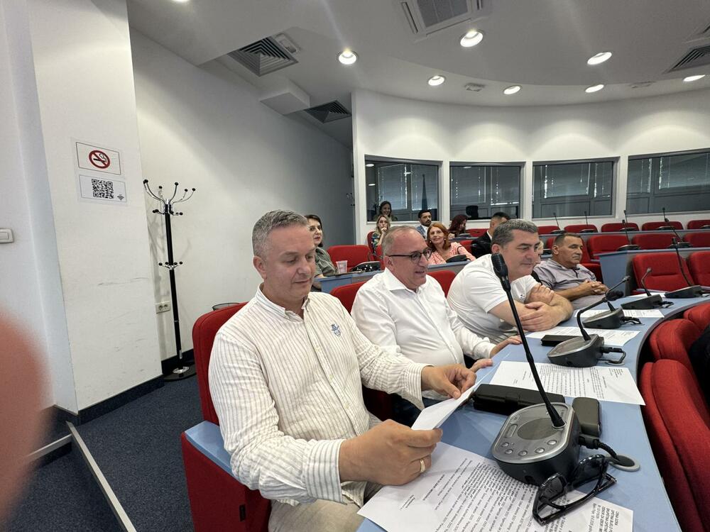 <p>"S obzirom na to da zakon i statuti d.o.o. ne predviđaju odbor direktora kao organ upravljanja društva, Skupština opštine je razriješila odbore direktora ovih javnih službi čiji je osnivač&ldquo;, istakla je sekretarka Skupštine Ajsela Pačariz</p>