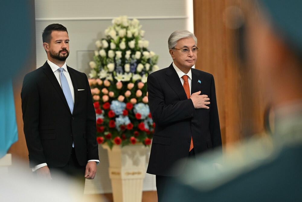 <p>"Predsjednik Kazahstana Kasim Žomart Tokajev priredio je ceremoniju zvaničnog dočeka, čime je označen početak razgovora na najvišem nivou između dvije države. Nakon ceremonije, predsjednici su započeli razgovore o jačanju političkog dijaloga, ekonomske saradnje i novih razvojnih mogućnosti za dvije države", piše u saopštenju Kancelarija za odnose s javnošću predsjednika Crne Gore</p>