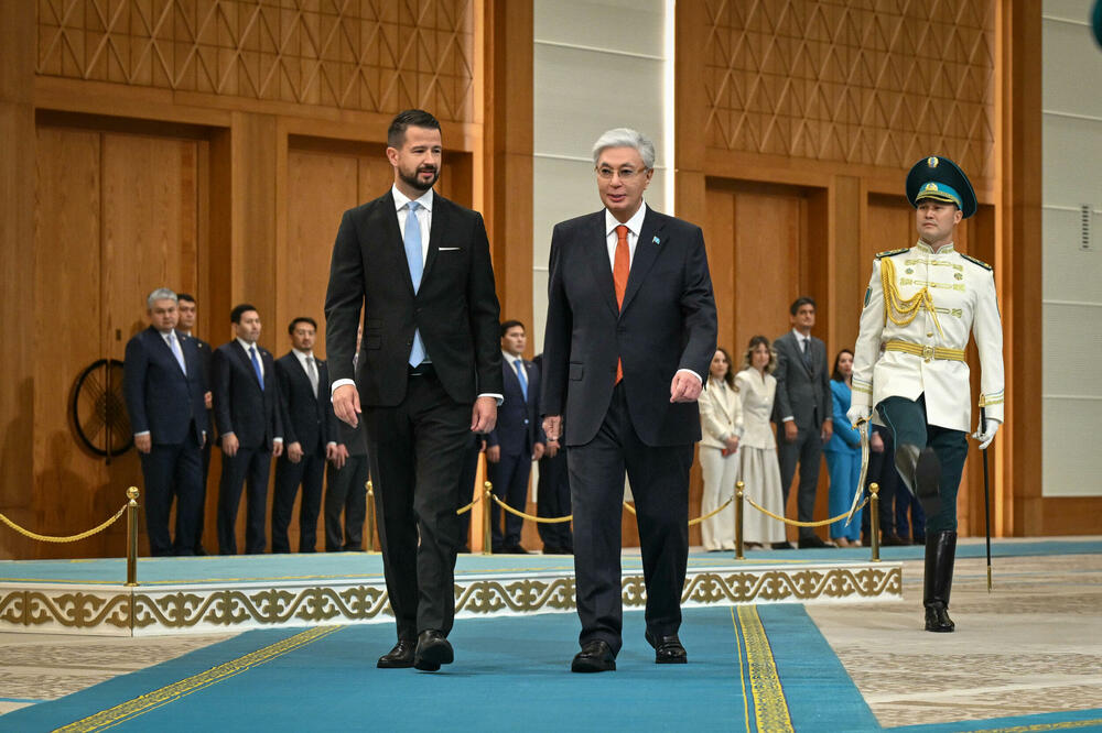 <p>"Predsjednik Kazahstana Kasim Žomart Tokajev priredio je ceremoniju zvaničnog dočeka, čime je označen početak razgovora na najvišem nivou između dvije države. Nakon ceremonije, predsjednici su započeli razgovore o jačanju političkog dijaloga, ekonomske saradnje i novih razvojnih mogućnosti za dvije države", piše u saopštenju Kancelarija za odnose s javnošću predsjednika Crne Gore</p>