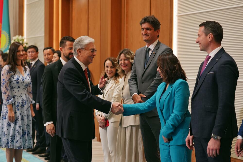 <p>"Predsjednik Kazahstana Kasim Žomart Tokajev priredio je ceremoniju zvaničnog dočeka, čime je označen početak razgovora na najvišem nivou između dvije države. Nakon ceremonije, predsjednici su započeli razgovore o jačanju političkog dijaloga, ekonomske saradnje i novih razvojnih mogućnosti za dvije države", piše u saopštenju Kancelarija za odnose s javnošću predsjednika Crne Gore</p>
