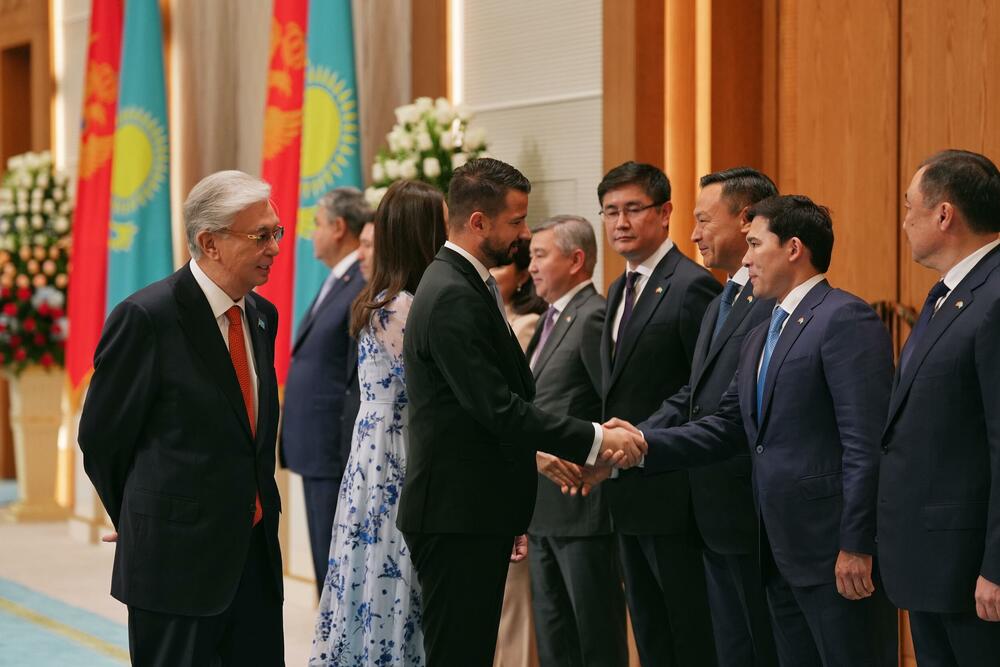 <p>"Predsjednik Kazahstana Kasim Žomart Tokajev priredio je ceremoniju zvaničnog dočeka, čime je označen početak razgovora na najvišem nivou između dvije države. Nakon ceremonije, predsjednici su započeli razgovore o jačanju političkog dijaloga, ekonomske saradnje i novih razvojnih mogućnosti za dvije države", piše u saopštenju Kancelarija za odnose s javnošću predsjednika Crne Gore</p>