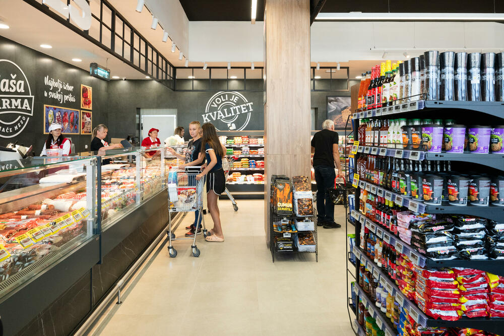<p>Kompanija Voli danas je otvorila potpuno rekonstruisani market u podgoričkom naselju Zlatica, na lokaciji koja je godinama bila prepoznatljivo mjesto kupovine za stanovnike ovog dijela grada.</p>