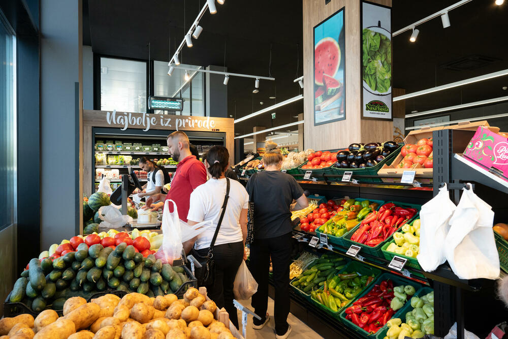 <p>Kompanija Voli danas je otvorila potpuno rekonstruisani market u podgoričkom naselju Zlatica, na lokaciji koja je godinama bila prepoznatljivo mjesto kupovine za stanovnike ovog dijela grada.</p>