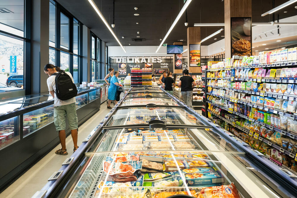 <p>Kompanija Voli danas je otvorila potpuno rekonstruisani market u podgoričkom naselju Zlatica, na lokaciji koja je godinama bila prepoznatljivo mjesto kupovine za stanovnike ovog dijela grada.</p>