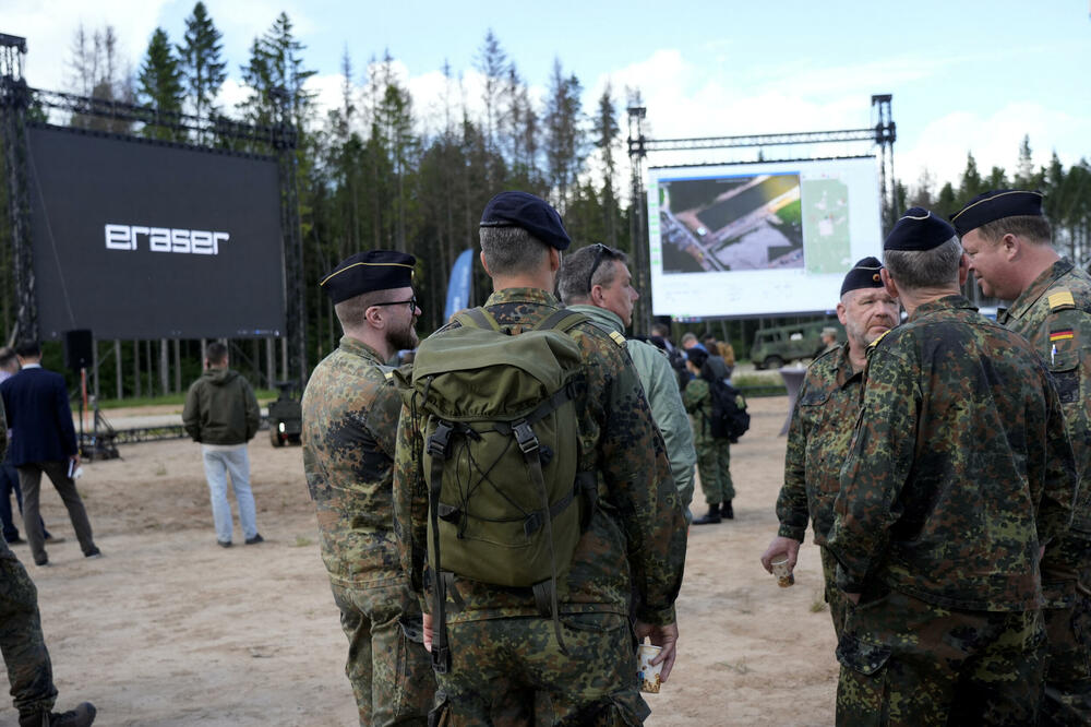 Pripadnici njemačke vojske prisustvuju demonstracionom danu NATO Inovacionog poligona na vojnom vježbalištu u Letonij u maju, Foto: REUTERS