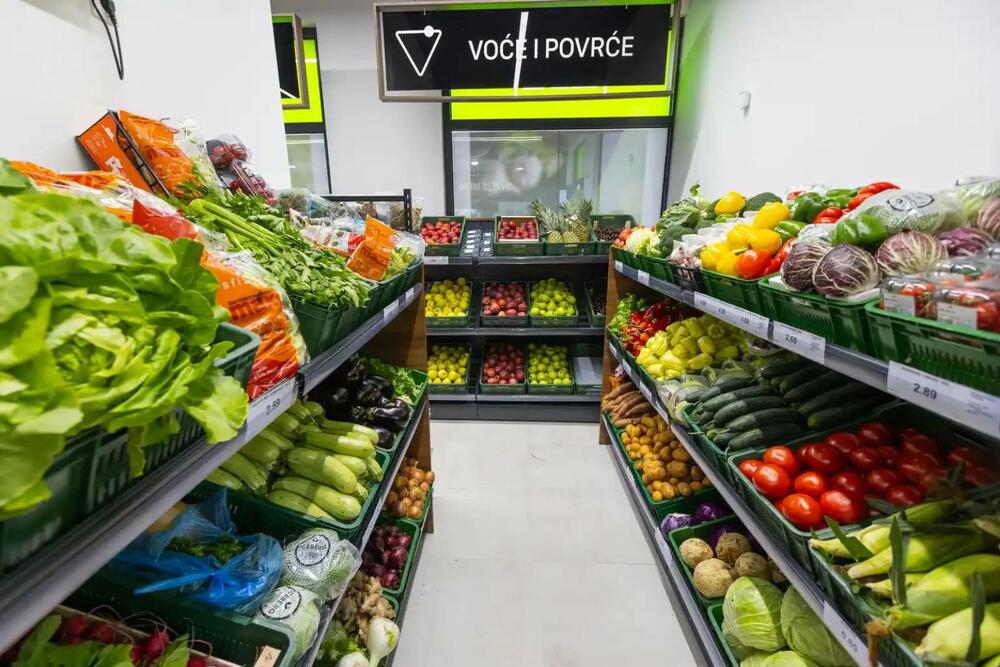<p>HDL nastavlja uspješan razvoj svoje maloprodajne mreže i jača prisustvo na crnogorskom primorju otvaranjem novog hipermarketa u Tivtu, koji danas otvara svoja vrata kupcima.</p>