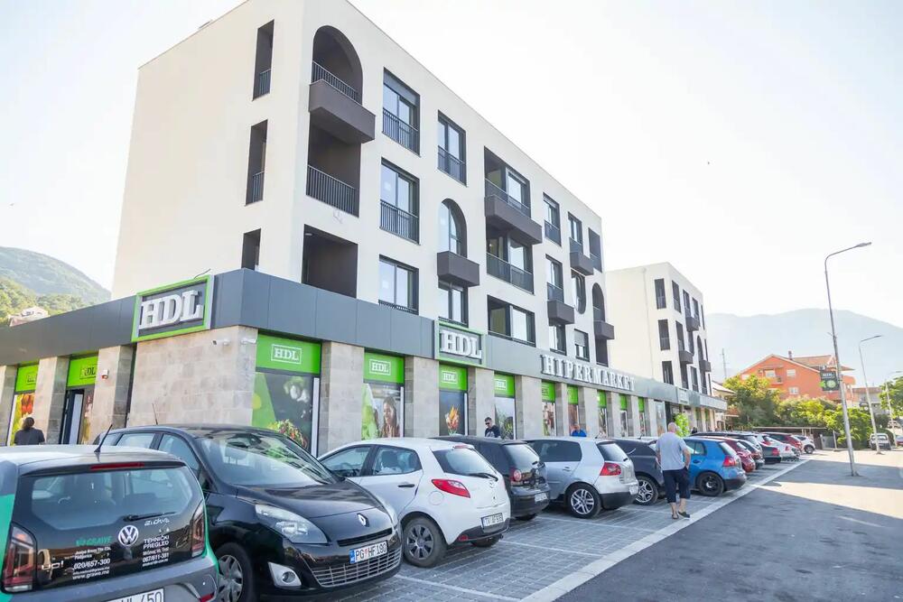 <p>HDL nastavlja uspješan razvoj svoje maloprodajne mreže i jača prisustvo na crnogorskom primorju otvaranjem novog hipermarketa u Tivtu, koji danas otvara svoja vrata kupcima.</p>