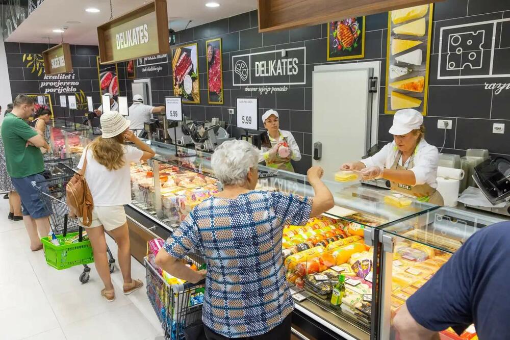 <p>HDL nastavlja uspješan razvoj svoje maloprodajne mreže i jača prisustvo na crnogorskom primorju otvaranjem novog hipermarketa u Tivtu, koji danas otvara svoja vrata kupcima.</p>