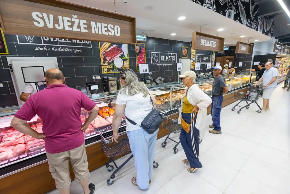 <p>HDL nastavlja uspješan razvoj svoje maloprodajne mreže i jača prisustvo na crnogorskom primorju otvaranjem novog hipermarketa u Tivtu, koji danas otvara svoja vrata kupcima.</p>