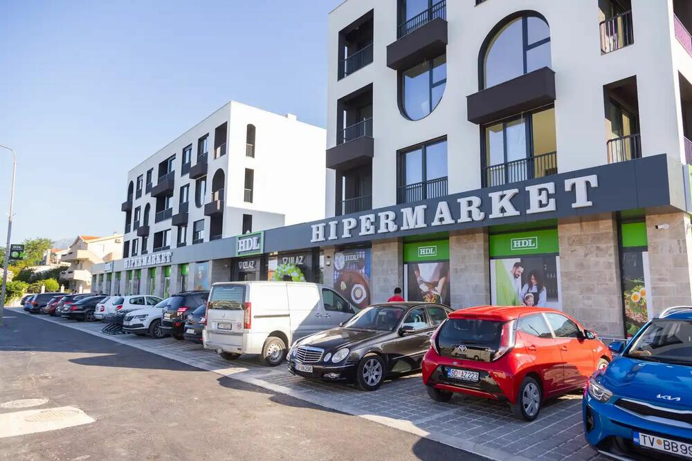 <p>HDL nastavlja uspješan razvoj svoje maloprodajne mreže i jača prisustvo na crnogorskom primorju otvaranjem novog hipermarketa u Tivtu, koji danas otvara svoja vrata kupcima.</p>