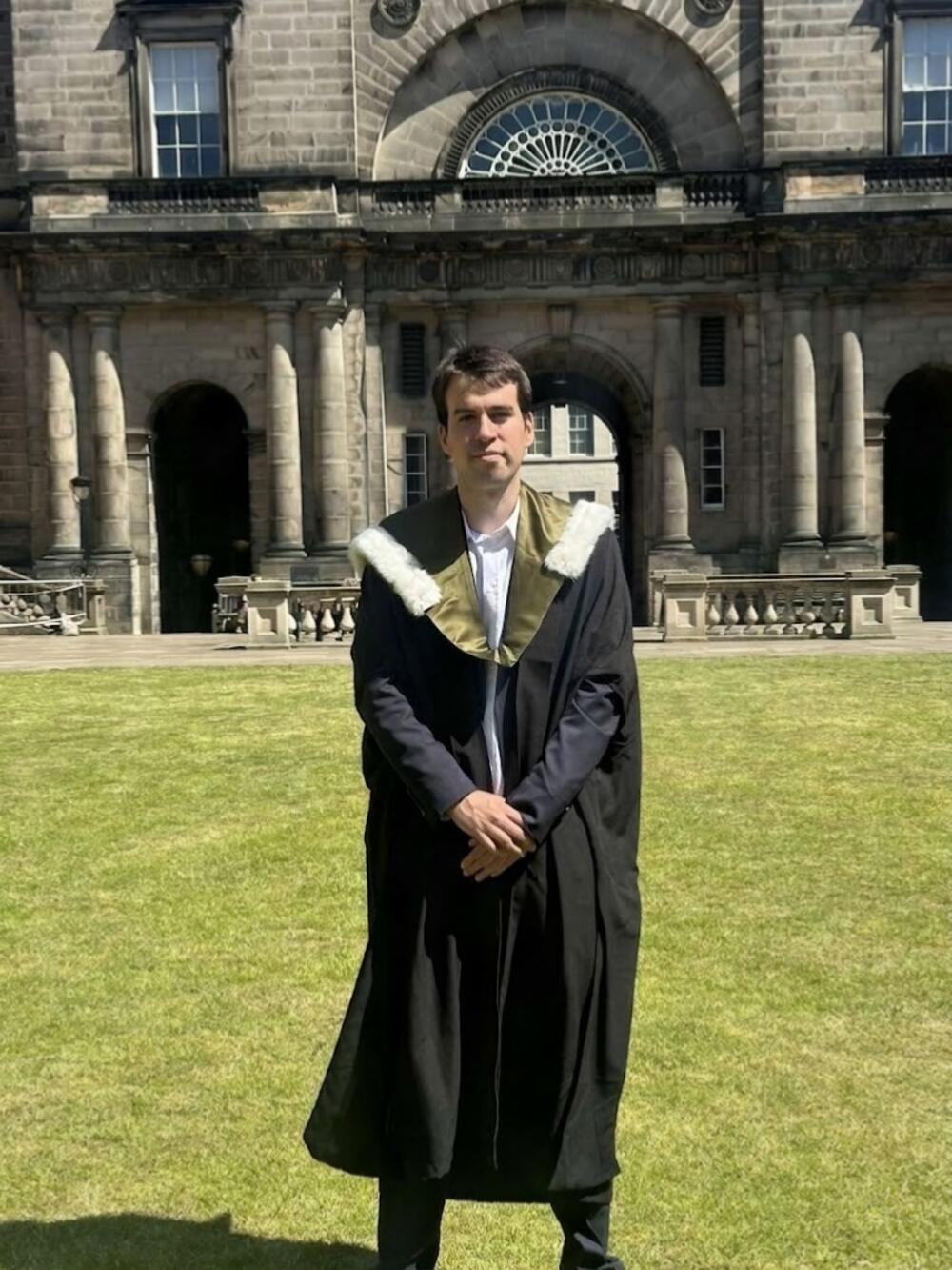 Aleksa je diplomirao na Univerzitetu u Edinburgu, uz stipendiju matematičkog fakulteta i univerziteta