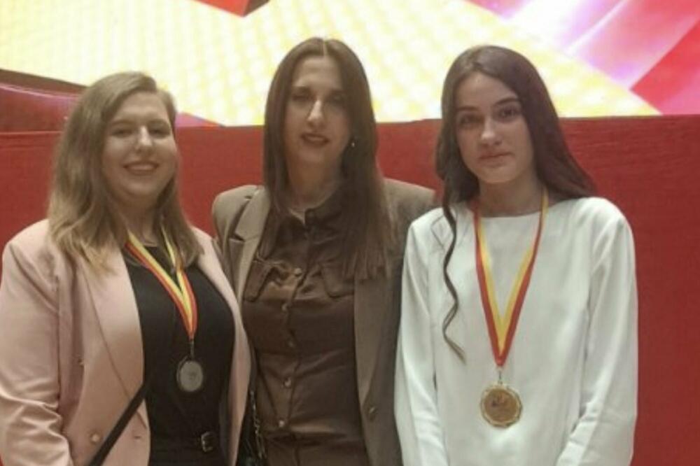 Sa učenicama - šampionkama: Lejla Bošković (lijevo) i Nevena Čolović, Foto: Privatna arhiva