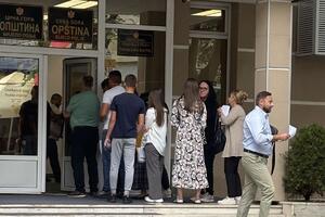 Bijelo Polje: Redovi ispred Opštine za subvencije za klima uređaje