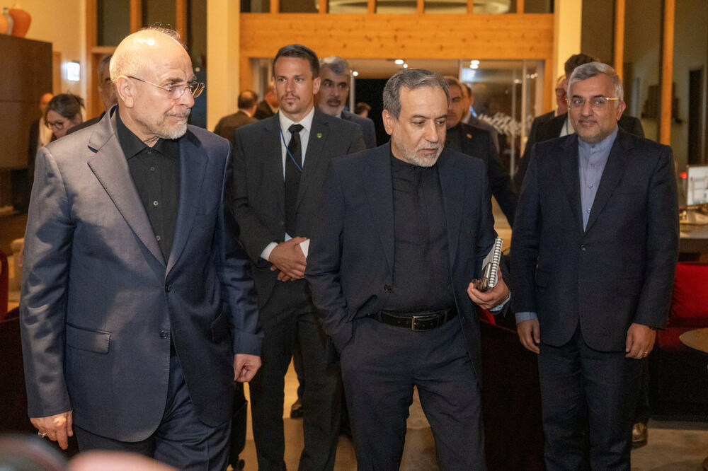 Ministar spoljnih poslova Irana Sejed Abas Aragči, u sredini, i predsjednik iranskog parlamenta Mohamad Bager Galibaf, lijevo, dolaze na pregovore, Foto: Reuters