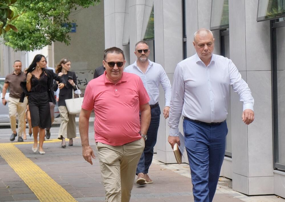 <p>Grupa advokata iz Advokatske komore Crne Gore je na konferenciji za medije ukazala i na izvještaj Evropske komisije, u kojem se, kako su naveli, konstatuje da Crna Gora ima veliki broj pritvorenih i zatvorenih lica, kao i loše uslove u istražnim zatvorima</p>