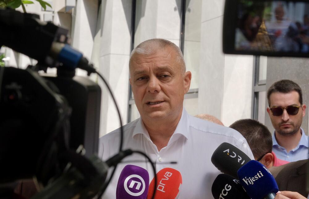 <p>Grupa advokata iz Advokatske komore Crne Gore je na konferenciji za medije ukazala i na izvještaj Evropske komisije, u kojem se, kako su naveli, konstatuje da Crna Gora ima veliki broj pritvorenih i zatvorenih lica, kao i loše uslove u istražnim zatvorima</p>