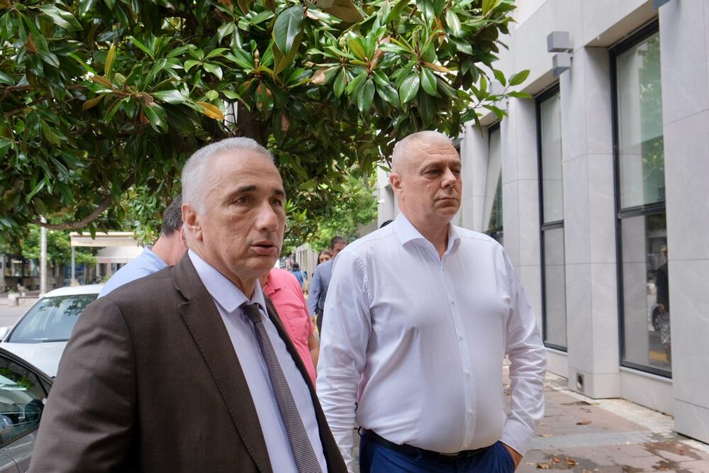 <p>Grupa advokata iz Advokatske komore Crne Gore je na konferenciji za medije ukazala i na izvještaj Evropske komisije, u kojem se, kako su naveli, konstatuje da Crna Gora ima veliki broj pritvorenih i zatvorenih lica, kao i loše uslove u istražnim zatvorima</p>