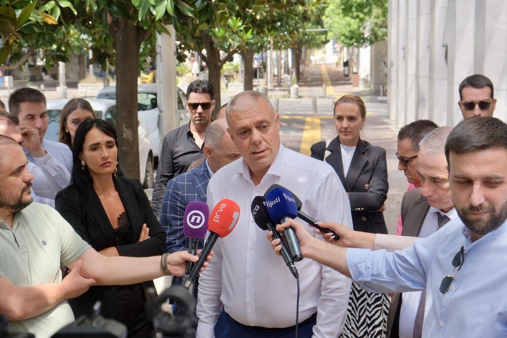 <p>Grupa advokata iz Advokatske komore Crne Gore je na konferenciji za medije ukazala i na izvještaj Evropske komisije, u kojem se, kako su naveli, konstatuje da Crna Gora ima veliki broj pritvorenih i zatvorenih lica, kao i loše uslove u istražnim zatvorima</p>