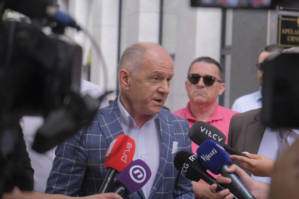 <p>Grupa advokata iz Advokatske komore Crne Gore je na konferenciji za medije ukazala i na izvještaj Evropske komisije, u kojem se, kako su naveli, konstatuje da Crna Gora ima veliki broj pritvorenih i zatvorenih lica, kao i loše uslove u istražnim zatvorima</p>