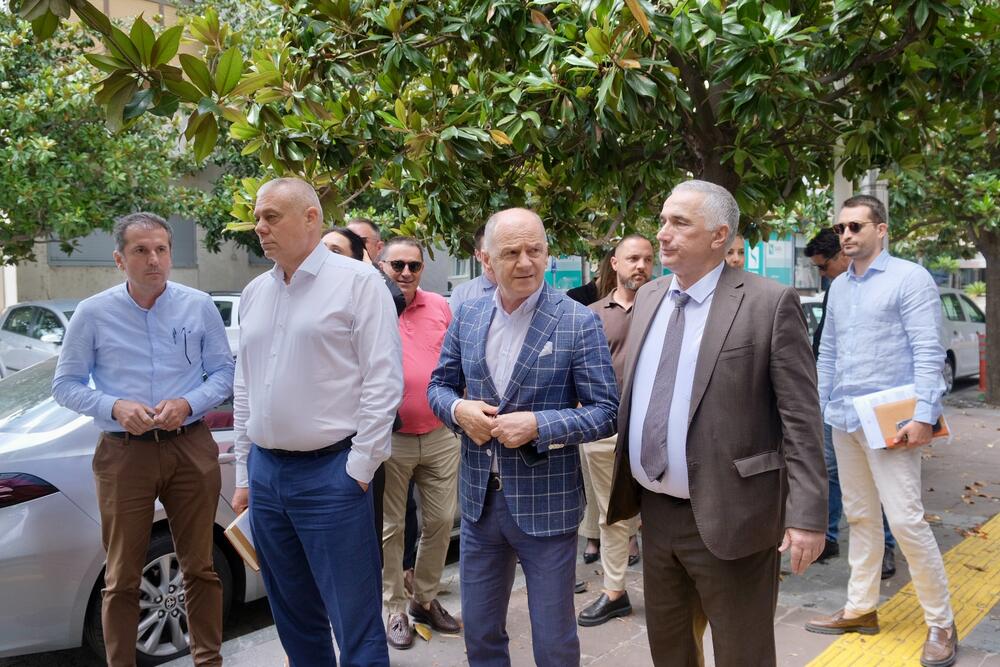 <p>Grupa advokata iz Advokatske komore Crne Gore je na konferenciji za medije ukazala i na izvještaj Evropske komisije, u kojem se, kako su naveli, konstatuje da Crna Gora ima veliki broj pritvorenih i zatvorenih lica, kao i loše uslove u istražnim zatvorima</p>