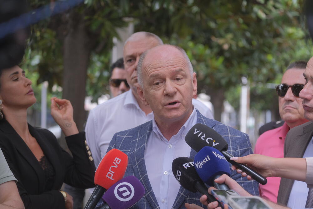 <p>Grupa advokata iz Advokatske komore Crne Gore je na konferenciji za medije ukazala i na izvještaj Evropske komisije, u kojem se, kako su naveli, konstatuje da Crna Gora ima veliki broj pritvorenih i zatvorenih lica, kao i loše uslove u istražnim zatvorima</p>