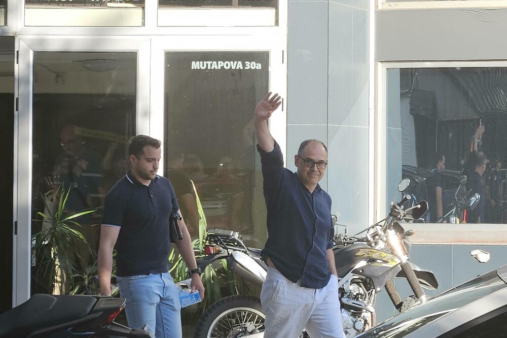 Policija odvodi na saslušanje vojnog analitičara Aleksandra Radića, danas u Beogradu, Foto: BETAPHOTO/VOJKAN KOSTIC