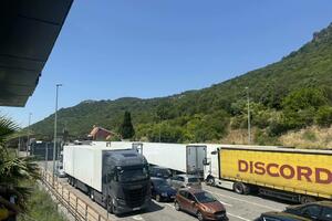 Kamioni na Božaju proveli 17 sati