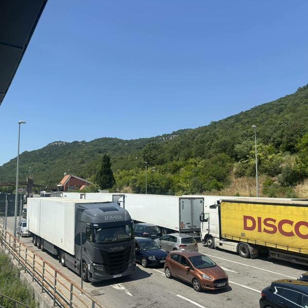 Kamioni na Božaju proveli 17 sati