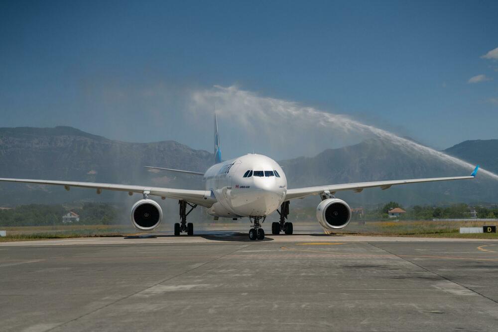 <p>Međunarodni aerodrom Tirana (TIA) danas je objavio uspostavljanje prve direktne avio-linije prema Torontu u Kanadi. Ova ruta predstavlja istorijski uspjeh za albansku vazduhoplovnu industriju, budući da je riječ o prvom transatlantskom letu u istoriji Albanije.</p>