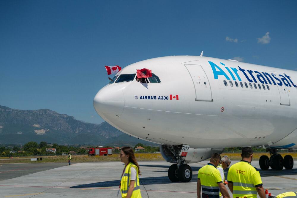 <p>Međunarodni aerodrom Tirana (TIA) danas je objavio uspostavljanje prve direktne avio-linije prema Torontu u Kanadi. Ova ruta predstavlja istorijski uspjeh za albansku vazduhoplovnu industriju, budući da je riječ o prvom transatlantskom letu u istoriji Albanije.</p>