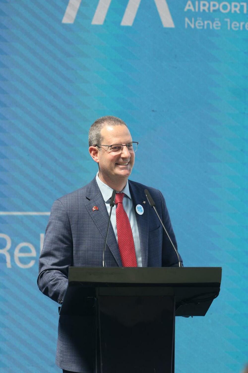 <p>Međunarodni aerodrom Tirana (TIA) danas je objavio uspostavljanje prve direktne avio-linije prema Torontu u Kanadi. Ova ruta predstavlja istorijski uspjeh za albansku vazduhoplovnu industriju, budući da je riječ o prvom transatlantskom letu u istoriji Albanije.</p>