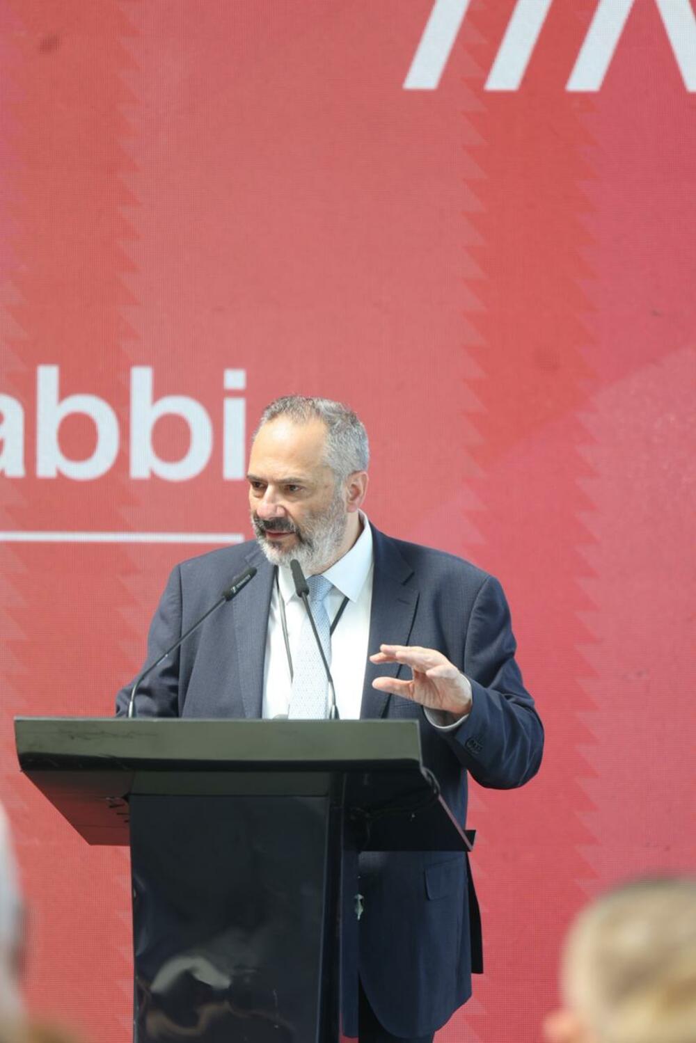 <p>Međunarodni aerodrom Tirana (TIA) danas je objavio uspostavljanje prve direktne avio-linije prema Torontu u Kanadi. Ova ruta predstavlja istorijski uspjeh za albansku vazduhoplovnu industriju, budući da je riječ o prvom transatlantskom letu u istoriji Albanije.</p>