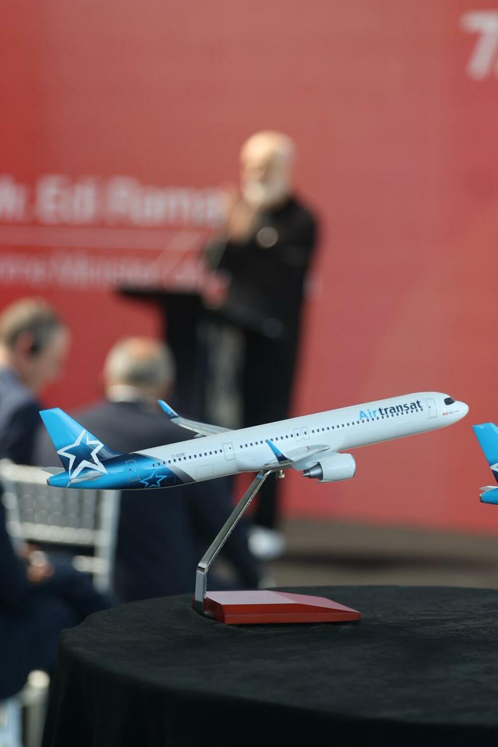 <p>Međunarodni aerodrom Tirana (TIA) danas je objavio uspostavljanje prve direktne avio-linije prema Torontu u Kanadi. Ova ruta predstavlja istorijski uspjeh za albansku vazduhoplovnu industriju, budući da je riječ o prvom transatlantskom letu u istoriji Albanije.</p>