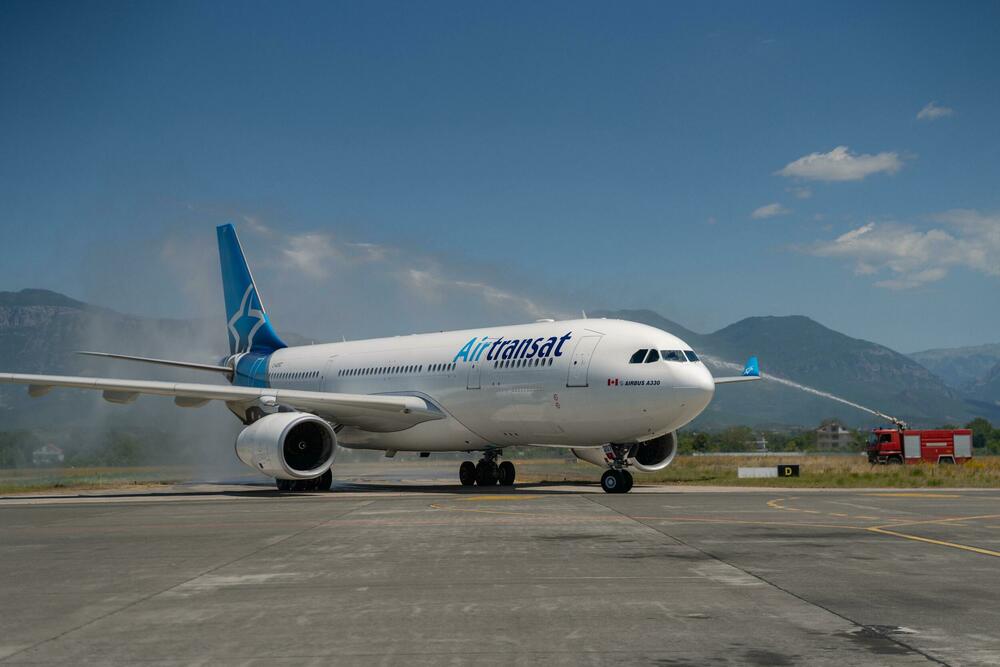 <p>Međunarodni aerodrom Tirana (TIA) danas je objavio uspostavljanje prve direktne avio-linije prema Torontu u Kanadi. Ova ruta predstavlja istorijski uspjeh za albansku vazduhoplovnu industriju, budući da je riječ o prvom transatlantskom letu u istoriji Albanije.</p>