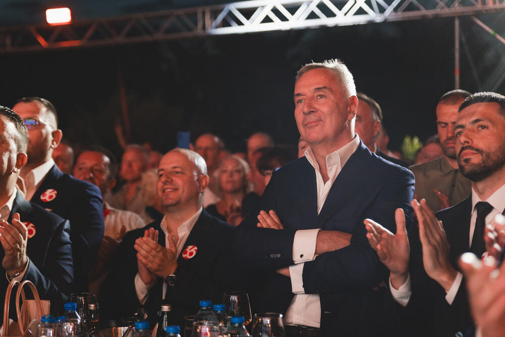 <p>"DPS je trajao i opstajao zato što je bila uz Crnu Goru onda kada su se donosile najvažnije odluke", rekao je predsjednik DPS-a<br /> </p>