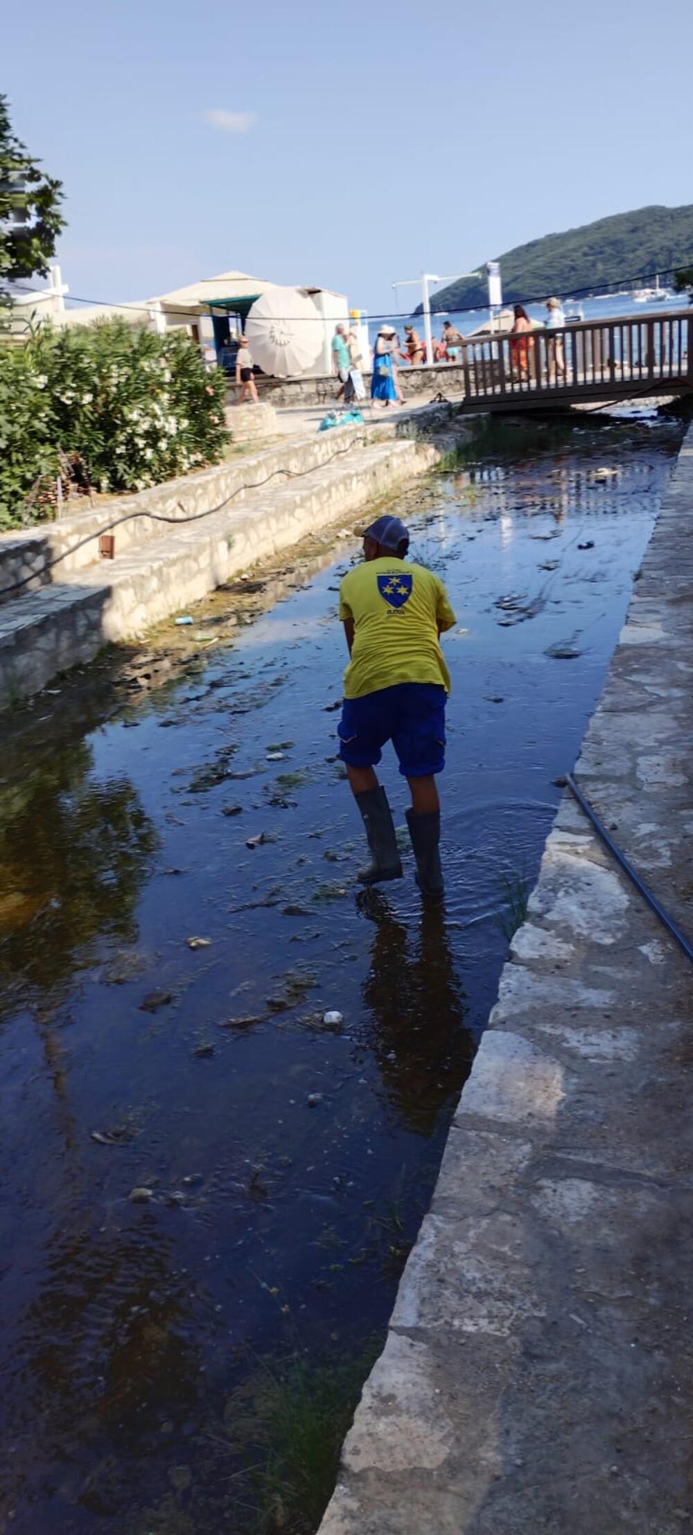<p>Kako je kazala portparolka Komunalnog preduzeća Budva Aleksandra Rajković cilj je da se unaprijedi protoki vode u kanalima, te održi komunalna higijena</p>