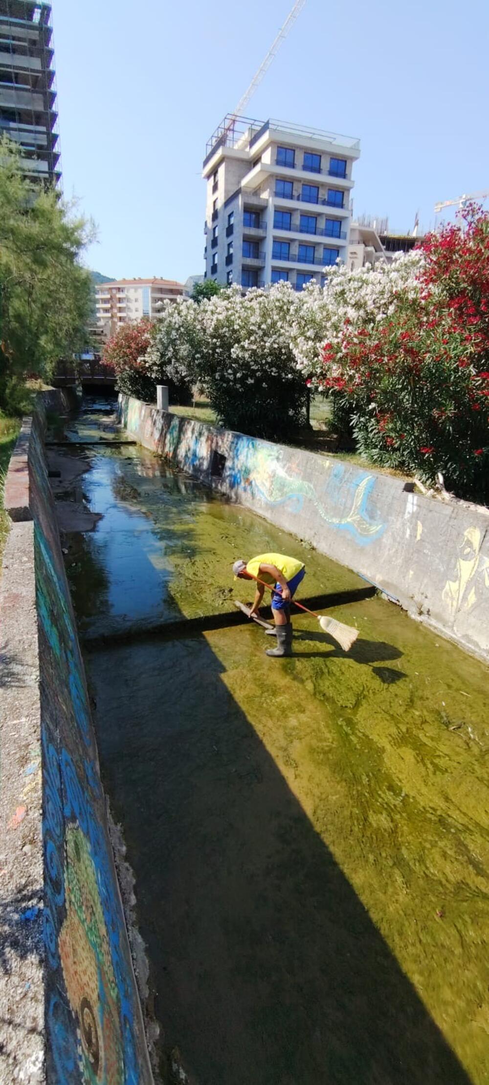 <p>Kako je kazala portparolka Komunalnog preduzeća Budva Aleksandra Rajković cilj je da se unaprijedi protoki vode u kanalima, te održi komunalna higijena</p>