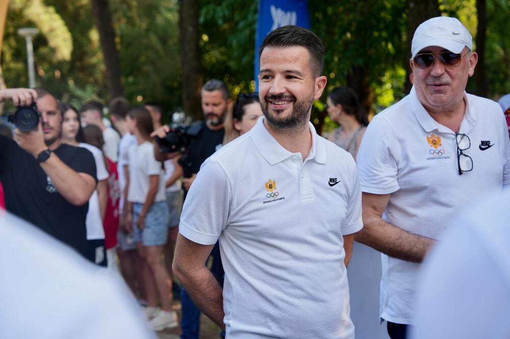 <p>Iz Kancelarije za odnose s javnošću predsjednika Crne Gore je saopšteno da su predsjednik Jakov Milatović i njegova supruga Milena učestvovali u obilježavanju Olimpijskog dana 2026, koje je na otvorenim terenima Sportskog centra "Morača" u Podgorici organizovao Crnogorski olimpijski komitet, pod pokroviteljstvom predsjednika Crne Gore, kao dio programa obilježavanja jubileja, 20 godina od obnove nezavisnosti Crne Gore</p>