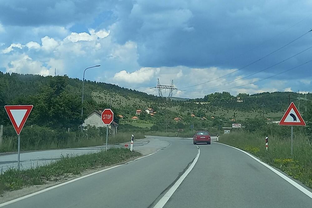 Nebezbjedan prelazak rudničkih kamiona preko magistralnog puta, Foto: Goran Malidžan