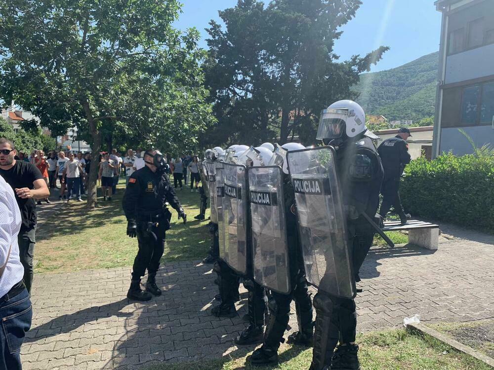 Policija čuvala opštinu